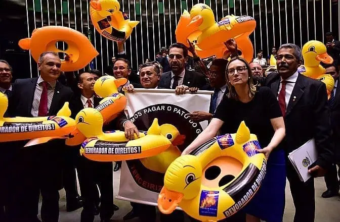 Deputados protestam contra aprovação da Lei da Terceirização (Foto: Zeca Ribeiro/Agência Câmara)