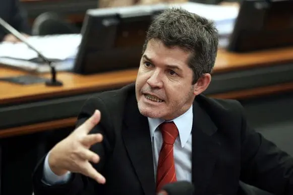 O deputado delegado Valdir reclama de ter sido substituído para a votação durante a sessão da CCJ da Câmara sobre a denúncia por crime de corrupção passiva contra Temer (Marcelo Camargo/Agência Brasil)