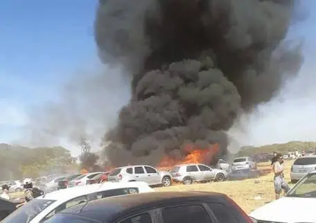 Incêndio atingiu carros estacionamentos num local improvisado da Playground (Foto Distribuído no Whatsapp)