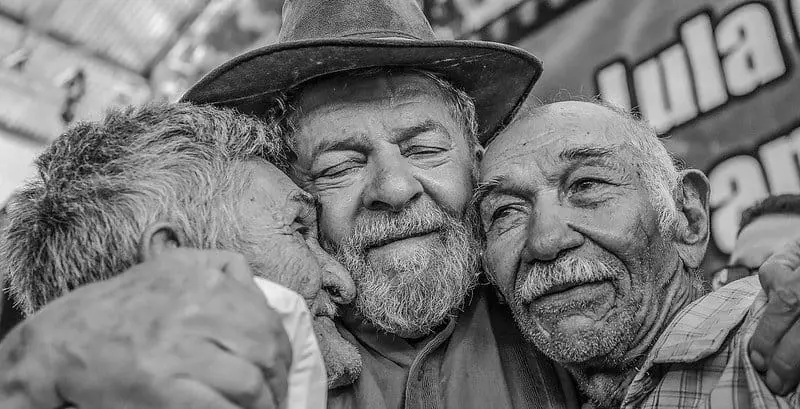 Lula abraça eleitores em Altos, no PI (Foto Ricardo Stuckert)