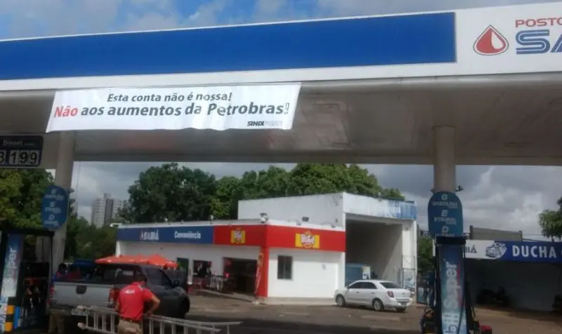 Imagem externa do posto Santa Luzia, na entrada do Setor Jaó, em Goiânia, exibe faixa da campanha de defesa dos empresários.