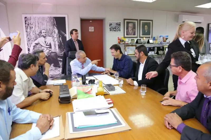 Iris Rezende recebeu o cheque simbólico dos vereadores de Goiânia (Foto Jackson Rodrigues)