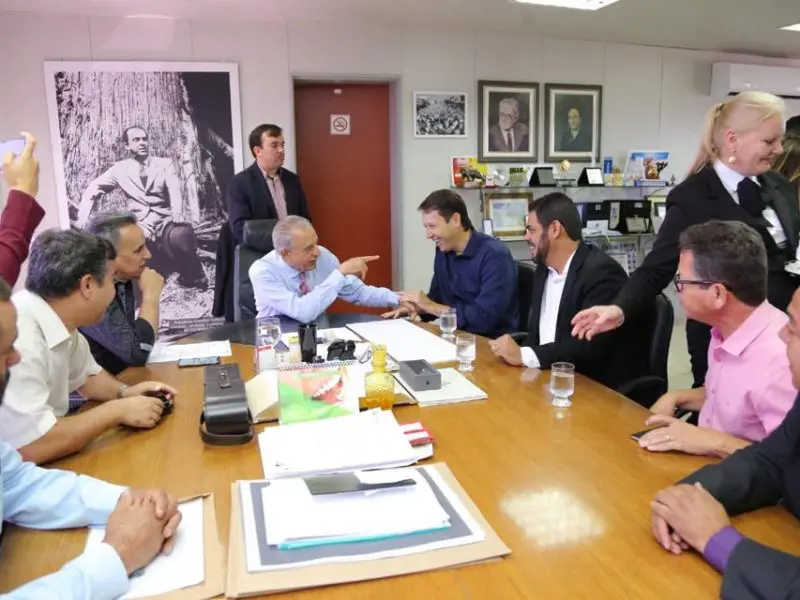 Iris Rezende recebeu o cheque simbólico dos vereadores de Goiânia (Foto Jackson Rodrigues)