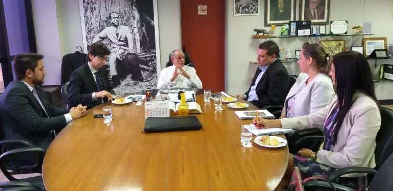 Iris em reunião com a diretoria do Sebrae para preparar o Mutirão Tech (foto Paulo José)