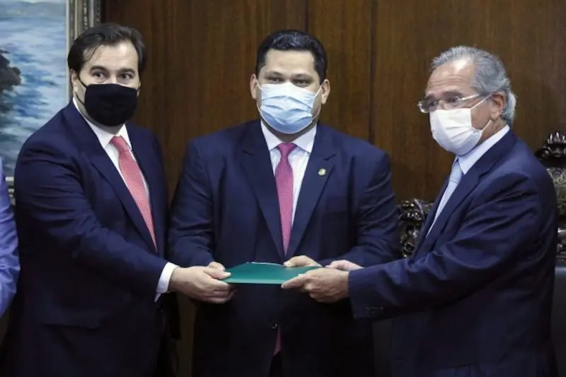 Guedes (dir.) entrega proposta aos presidentes da Câmara dos Deputados e Senador (foto Luis Macedo, Agência Câmara)