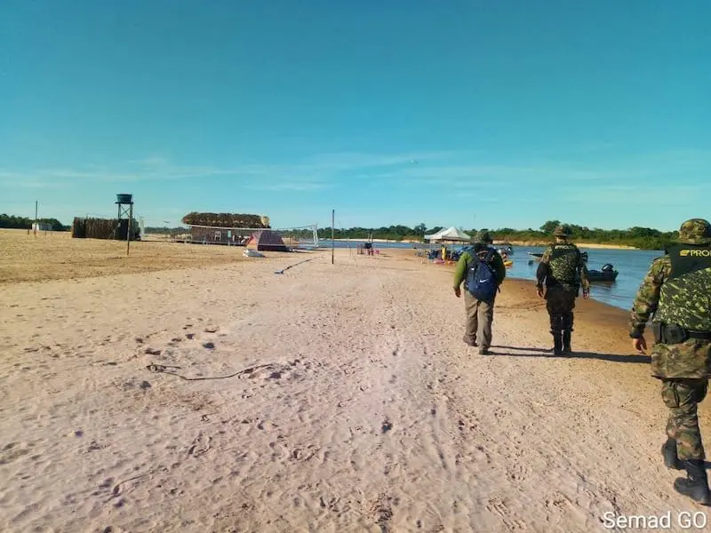 Fiscais do Meio Ambiente andam pelas praias do Rio Araguaia para coibir acampamentos e aglomerações