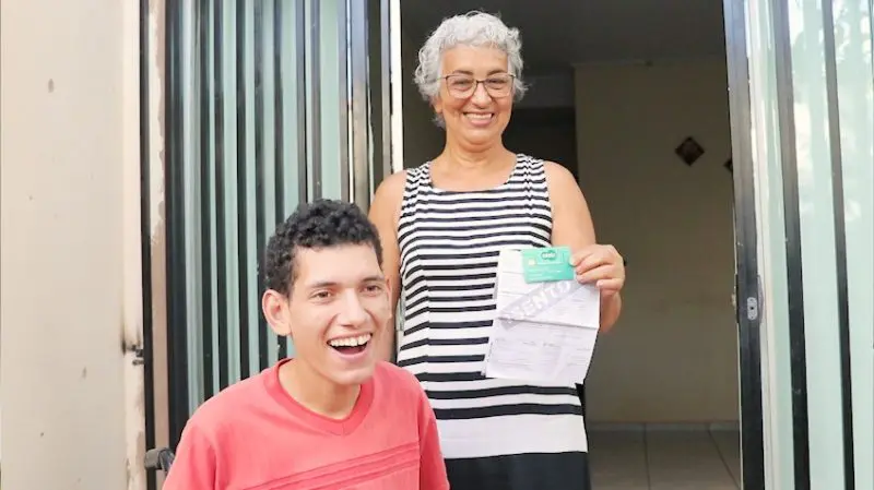 Antônia Magalhães de Sá, beneficiária do programa Renda Família, com o neto.