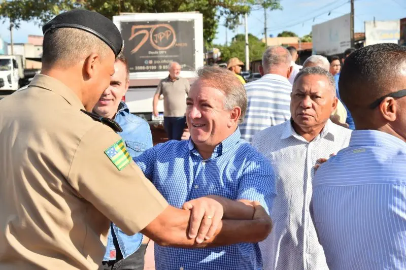 Prefeito de Aparecida de Goiânia, Vilmar Mariano, cumprimenta militar na frente de serviços (foto Rodrigo Estrela)