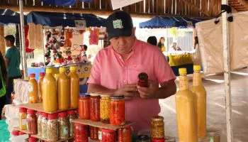 O prefeito de Aparecida de Goiânia, Vilmar Mariano, foi conferir os produtores dos agricultores familiares na primeira Feipagri