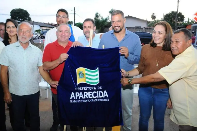 Os moradores do Parque das Nações agora contam com uma praça poliesportiva recém-inaugurada, equipada com um campo sintético de última geração, em uma semana marcada por inaugurações em Aparecida pelo prefeito Vilmar Mariano