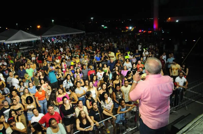 Circuito Gastrô movimento a cidade de Aparecida de Goiânia com shows ao vivo e gratuito O grupo de forró Falamansa foi a grande atração do evento que teve o apoio da Secretaria de Cultura da cidade e abriu espaço para músicos locais Os moradores de Aparecida de Goiânia receberam na noite deste sábado, 16, a primeira edição do Circuito Gastrô. O evento celebrou a cultura e a culinária do município em um único lugar. A noite foi conduzida por bandas e cantores de Aparecida, que misturaram estilos do pop, rock, sertanejo e pagode. O evento foi coroado ainda com a apresentação do grupo de forró Falamansa, que subiu ao palco para uma multidão de fãs que participavam do Circuito e cantaram juntos seus grandes sucessos. Na parte da gastronomia, foram mais de 20 restaurantes explorando os sabores goianos nas suas mais variadas formas. O Circuito busca incentivar os restaurantes e trazer para o público um novo olhar sobre a comida tradicional. O Prefeito de Aparecida Vilmar Mariano participou do evento e agradeceu a população que prestigiou o Circuito. “Uma noite maravilhosa para Aparecida, que une a valorização da cultura da nossa cidade com boa comida. Para fechar com chave de ouro, uma banda de renome nacional na nossa cidade. Isso é maravilhoso”, afirmou. Como parte da programação do Natal Luz Aparecida, o Circuito busca fortalecer a identidade do município nesta época do ano. Realizado na Cidade Administrativa Maguito Vilela, a população pôde aproveitar de shows e comidas típicas e contemplar as luzes natalinas que embelezam a praça neste final de ano. Para o secretário de Cultura de Aparecida, Marcos Alcantra, essa foi a primeira de muitas edições. “A gente vê que a população gostou da novidade e veio aproveitar essa noite tão especial. O evento já é um sucesso e esperamos que seja assim ano após ano”, pontuou. De acordo com Cynthia Bretas, representante da CIA de Negócios e do Idheias Brasil, organizadores do Circuito Gastrô, o circuito foi aprovado pelo Governo do Estado por meio da Lei Goyazes de incentivo e que contempla também outros quatro municípios, como Goiânia, Pirenópolis, Cidade Ocidental, e Trindade.