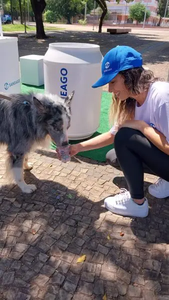 Estande da Saneago, na Praça Cívica, oferece água tratada a pessoas e pets