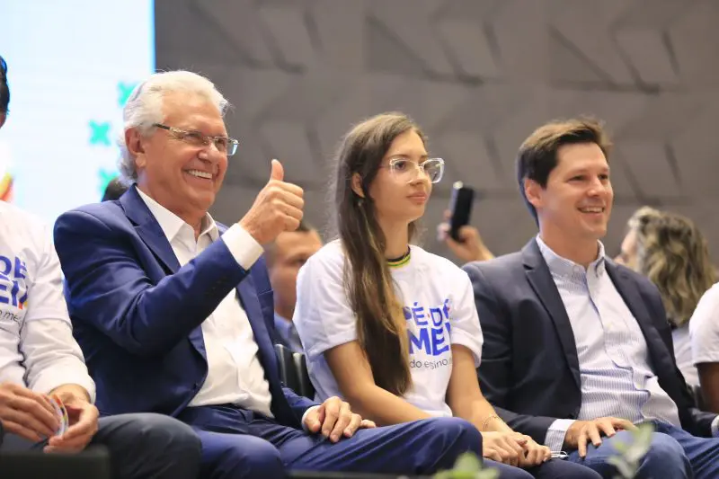 Ronaldo Caiado, Camilo Santana e demais autoridades no lançamento do programa Pé-de-Meia em Goiás: incentivo para conclusão do ensino médio