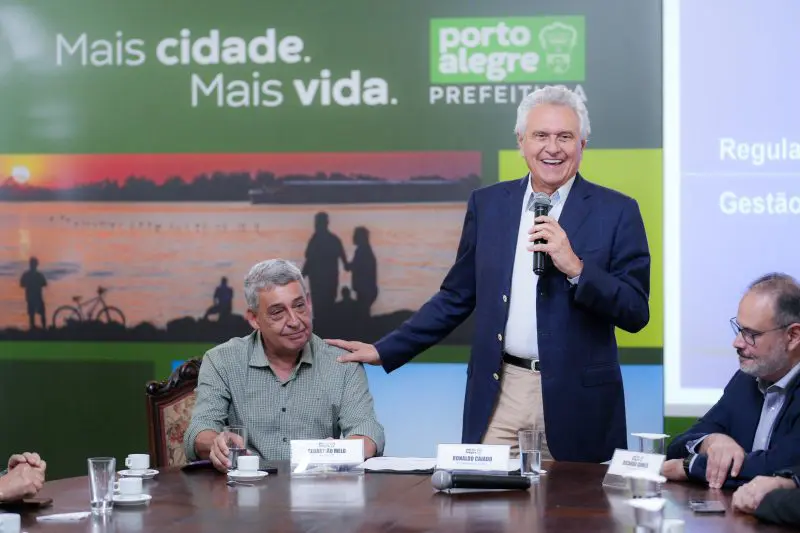 : Governador Ronaldo Caiado durante assinatura de protocolo de intenções com a prefeitura de Porto Alegre: objetivo é diminuir filas de internação e de cirurgias no estado