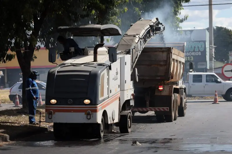 A Prefeitura de Aparecida de Goiânia, por meio da Secretaria de Infraestrutura iniciou nesta sexta-feira, 07, a revitalização asfáltica da Avenida Lago dos Patos, no Jardim Tropical. A ação que começou na Vila Brasília deve se estender às principais avenidas do bairro e da região como a Avenida Tropical e Avenida Igualdade, no Setor Garavelo. O recapeamento começou com uma fresagem nos dois sentidos da Avenida, que consiste na remoção superficial da capa asfáltica. Em seguida as equipes aplicam o piche, para então iniciar com a nova pavimentação. O trabalho garante maior durabilidade da via e melhora a rolagem para veículos. O Prefeito de Aparecida, Vilmar Mariano, vistoriou as obras e ressaltou os trabalhos na frente de pavimentação que atende a cidade. “Acabamos a Vila Brasília, a Avenida Rio Verde e já viemos para o Jardim Tropical. Trazer obras para a cidade nos enche de alegria e vamos estender esse recapeamento para toda a cidade”, ressaltou. Prefeito Vilmar e vereadores acompanham início das obras de revitalização na Avenida Lago dos Patos. (Foto: Claudivino Antunes) A revitalização faz parte do pacote de investimentos de R$ 505 milhões do Programa Aparecida 100 anos, lançado em março. Além do recapeamento de dezenas de bairros, o programa inclui a pavimentação de 17 setores, construção de bueiros e eixos estruturantes. A frente de trabalho deve recuperar aproximadamente 300 quilômetros com um investimento de R$ 178 milhões do município. Todas as vias recebem a fresagem e a pavimentação em tecnologia CBUQ de alta tecnologia que vai aumentar a durabilidade das vias. Esta ação resolve o problema dos buracos e das ondulações onde o tapa-buracos tradicional não consegue atenuar as imperfeições do asfalto. Coordenado pela Secretaria de Infraestrutura (Seinfra), o projeto já executou o recapeamento de vias como Avenida Rio Verde, Tapajós, Rudá, V5, além de ruas do Jardim Helvécia e da região do Jardim Nova Era, Cidade Vera Cruz, o trecho de Aparecida da Avenida 4a Radial, toda a extensão da Avenida Rio Verde, Avenida dos Colonizadores, dentre outras. O vereador Fábio Ideal também esteve presente na Avenida dos Patos e destacou que esse é o atendimento de uma demanda da população. “Recebemos o pedido da comunidade e hoje essa recapagem se torna realidade. Meu agradecimento em nome da população pelo serviço de qualidade para a nossa cidade”, afirmou. Já o vereador Lélis Pereira pontuou o avanço das obras por outros bairros. “Em breve esse recapeamento chega ao Garavelo e outras avenidas também serão revitalizadas, deixando a cidade mais bonita e o trânsito mais seguro”, frisou. Após a revitalização do asfalto toda a avenida ganhará uma nova sinalização viária, realizada pela Secretaria de Mobilidade e Trânsito de Aparecida (SMTA). Com novas faixas de pedestre, faixas centrais e sinalização vertical o trânsito fica mais seguro para os pedestres e os motoristas que circulam pela região. O comerciante Rogério Rodrigues parabenizou a Prefeitura pela revitalização da via onde tem uma oficina de carros. “A Prefeitura faz a sua parte e a gente ganha uma avenida praticamente nova. Para quem tem comércio também ajuda muito pois a revitalização traz um ar de limpeza e organização”, acrescentou. Além dos trabalhos de recapeamento, a Prefeitura tem servidores da limpeza urbana atuando em ruas e avenidas da região. As ações buscam dar melhor qualidade de vida para a população que vive na cidade, com ruas limpas e bem pavimentadas.