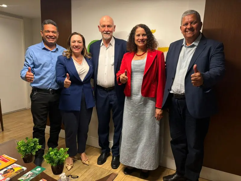 A deputada federal delegada Adriana Accorsi (PT) recebeu apoio do PCdoB de Goiânia à sua pré-candidatura a prefeita de Goiânia. O anúncio foi feito na quarta-feira (19/6). De acordo com nota, divulgada pelas redes sociais pelo partido, o professor Fabio Tokarski (PcdoB), que até aqui cumpriu importante papel como pré-candidato partido, continuará trabalhando na construção da pré-campanha de Accorsi.