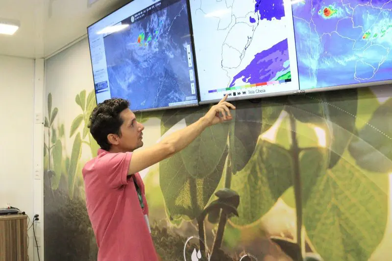 As ações do Centro de Excelência em Agricultura Exponencial (Ceagre), em Rio Verde, ultrapassaram as fronteiras de Goiás e chegaram ao Rio Grande do Sul. Equipado com tecnologia de ponta para a captação de informações agrometeorológicas em tempo real, o órgão desempenha papel importante na resposta aos desastres naturais recentes no estado gaúcho.