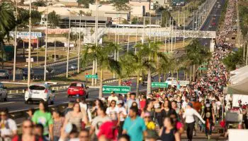 Romeiros do Divino Pai Eterno devem se preparar para caminhada e redobrar cuidados com hidratação, alerta Saúde