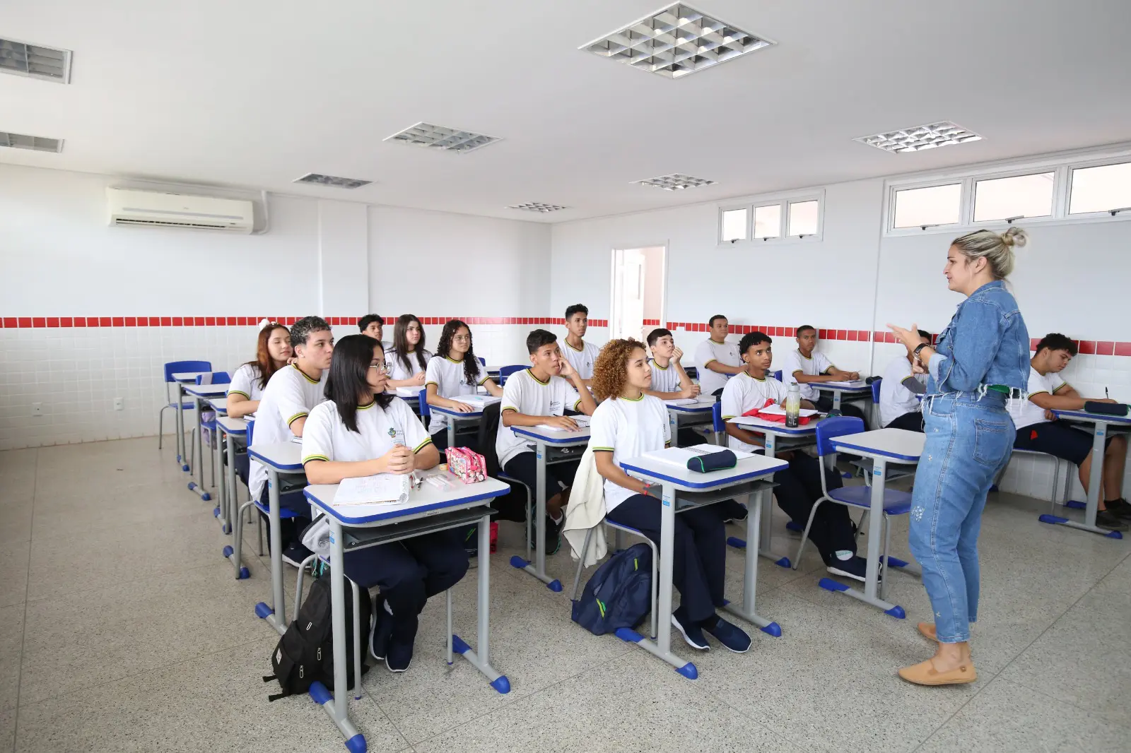 Governo de Goiás concede progressão para mais de 7 mil profissionais da Educação