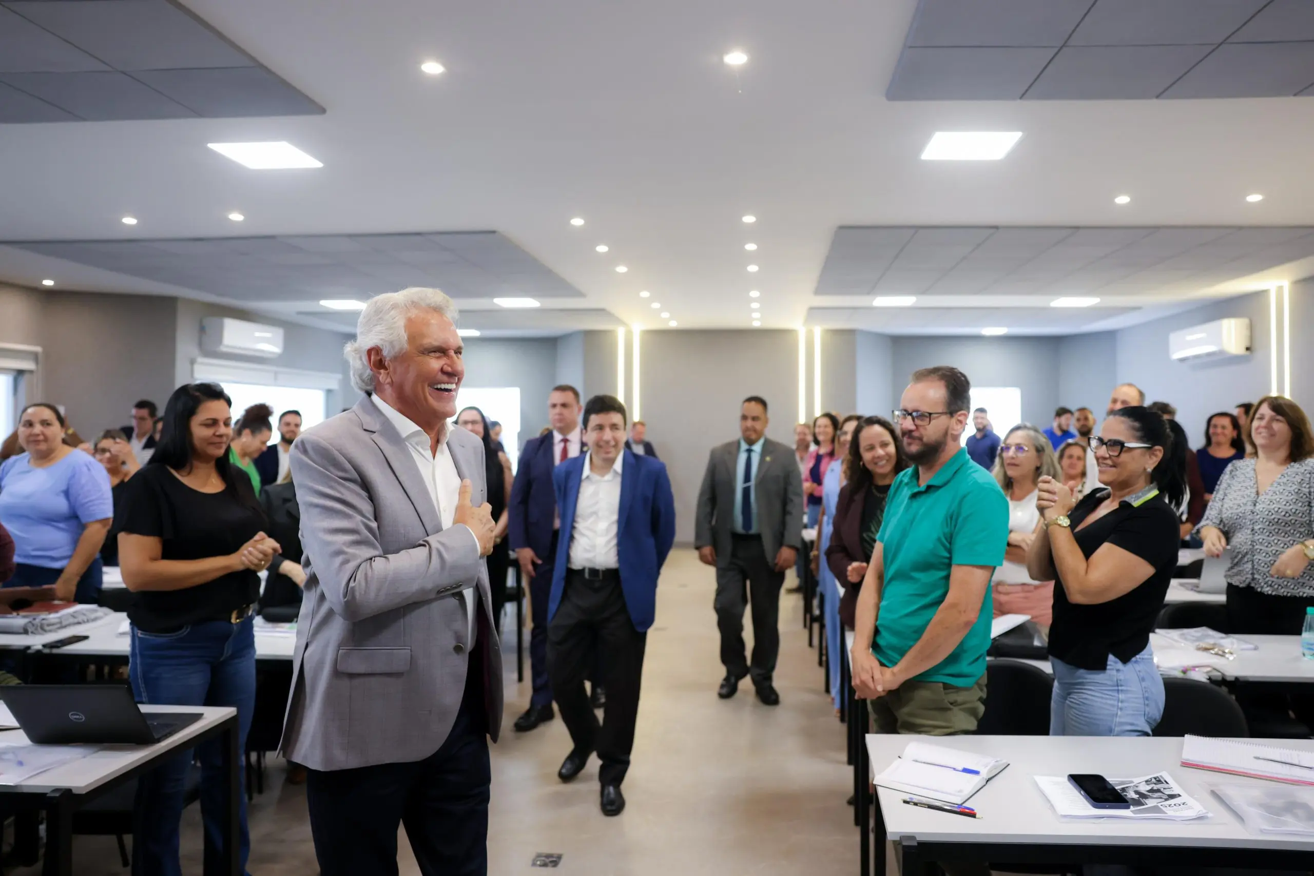 Governo de Goiás concede piso nacional do magistério para professores da rede estadual