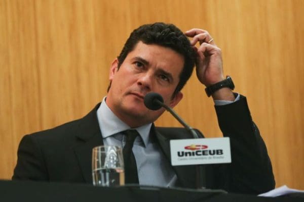 Juiz Sérgio Moro adota decisão que desagrada defesa de Lula