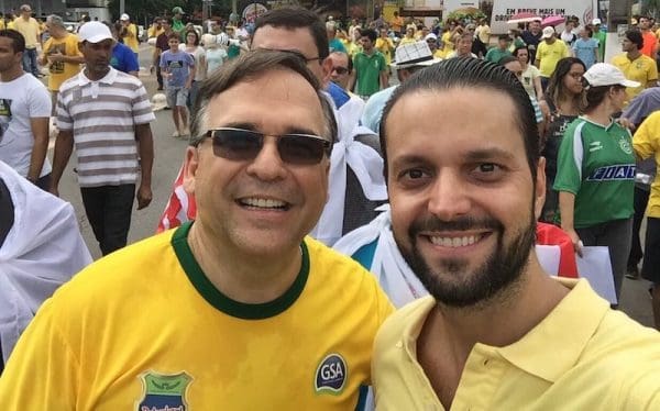 Sandro Mabel e o deputado Alexandre Baldy em manifestação pró-impeachment em Goiânia