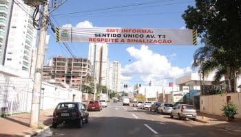 Faixa informa sobre mão única na T-3, em Goiânia