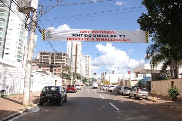 Faixa informa sobre mão única na T-3, em Goiânia