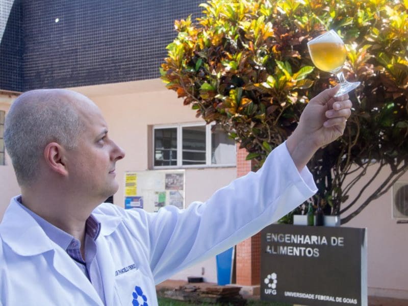 Franciello Vandruscolo ministra o curso de produção de cerveja