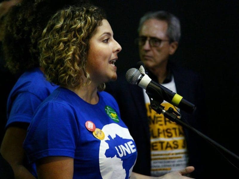 Carina Vitral, presidente da UNE; Ao fundo, Aldo Arantes, ex-presidente (Foto Divulgação UNE)