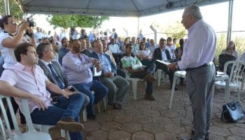 Vilmar Rocha e moradores de Goiânia na Serrinha