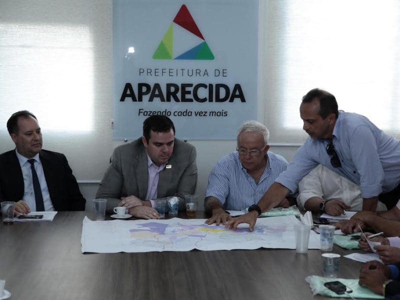 Mendanha (Ao centro) com o presidente da Saneago observam locais das obras (foto: Secom)