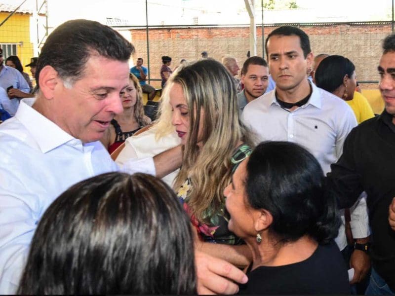 Marconi Perillo com cidadãos de Vila Boa (Foto Wagnas Cabral)