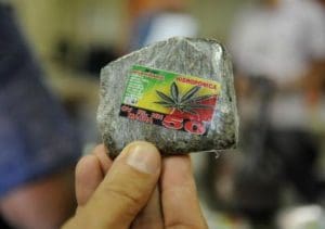 Tablete de maconha (foto de Tania Rêgo, Agência Brasil)