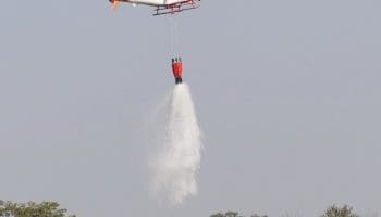 Helicórtero do Corpo de Bombeiros já fez diversas viagens para combater o fogo (Foto: Bombeiros GO)