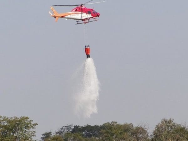 Helicórtero do Corpo de Bombeiros já fez diversas viagens para combater o fogo (Foto: Bombeiros GO)