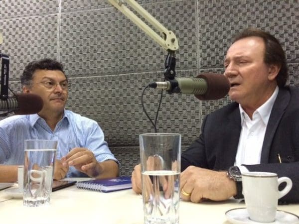 Júnior Friboi (Esq.) entrevistado por Altair Tavares na Rádio 730, em 2015