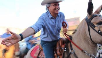 Ronaldo Caiado, senador, montado em uma de suas mulas (Foto Arquivo Pessoal)