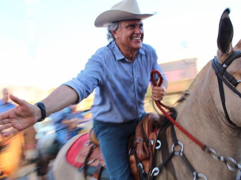 Ronaldo Caiado, senador, montado em uma de suas mulas (Foto Arquivo Pessoal)