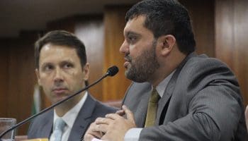 Alessandro Melo, ao microfone, secretário de finanças da prefeitura de Goiânia (Foto Secom Divulgação)