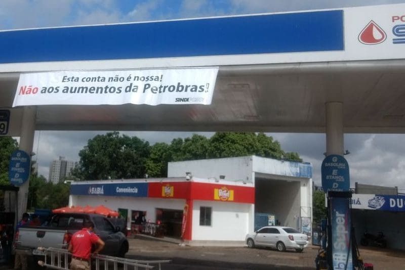 Imagem externa do posto Santa Luzia, na entrada do Setor Jaó, em Goiânia, exibe faixa da campanha de defesa dos empresários.