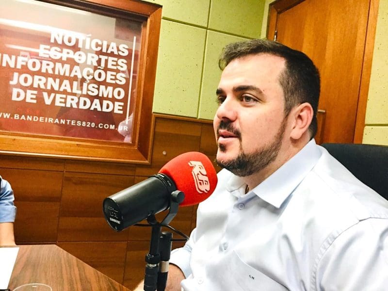 Gustavo Mendanha, em entrevista à Rádio Bandeirantes 820, de Goiânia (foto Altair Tavares, nov.18)