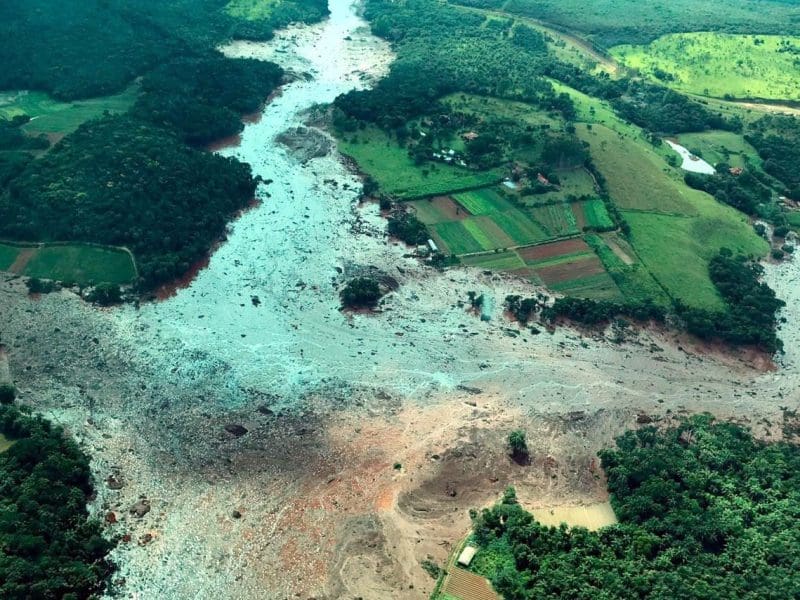 Rompimento de barragem custou muitas vidas; Resgate busca outros desaparecidos (foto Isac Nóbrega, PR)