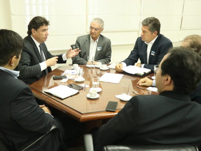 Diretores da Mitsubishi reunidos com Wilder Morais, em Goiânia (foto Divulgação)