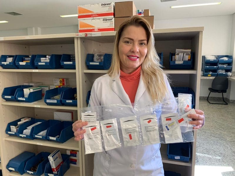 Coordenadora Farmacêutica do HMAP, a Érika Nogueira, mostra medicamentos contra Covid-19