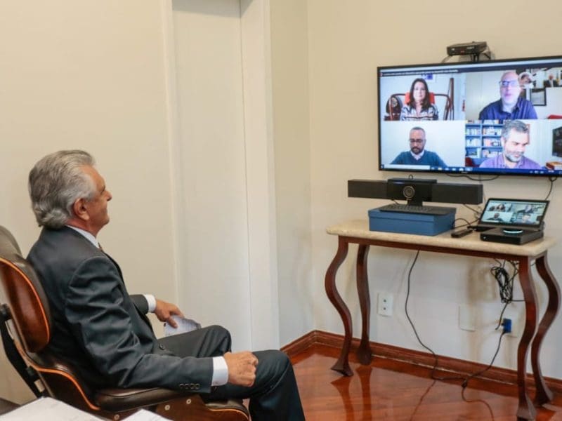 Ronaldo Caiado, governador de Goiás, em frente ao equipamento de videoconferência com o canal May News