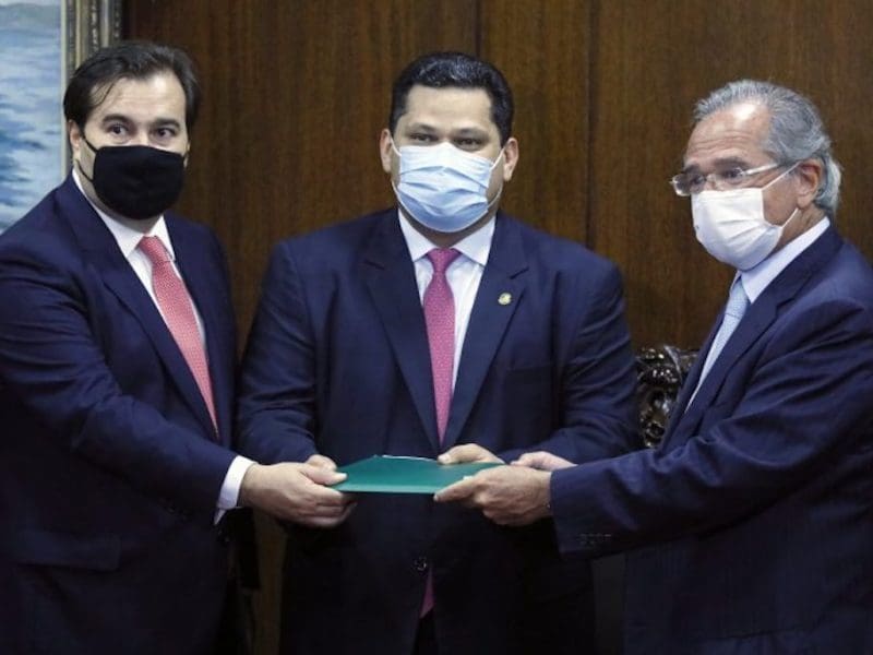 Guedes (dir.) entrega proposta aos presidentes da Câmara dos Deputados e Senador (foto Luis Macedo, Agência Câmara)