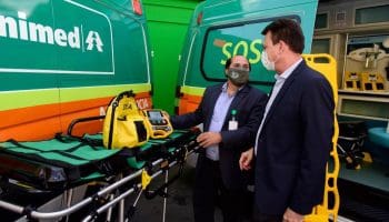 Sérgio Baiochi, presidente da Unimed Goiânia, recebeu o novo equipamento para assistência aos usuários do plano de saúde