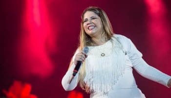 Marília Mendonça canta para milhões de fãs ao vivo