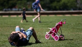 Pais brincam com filhos em parque de Brasília